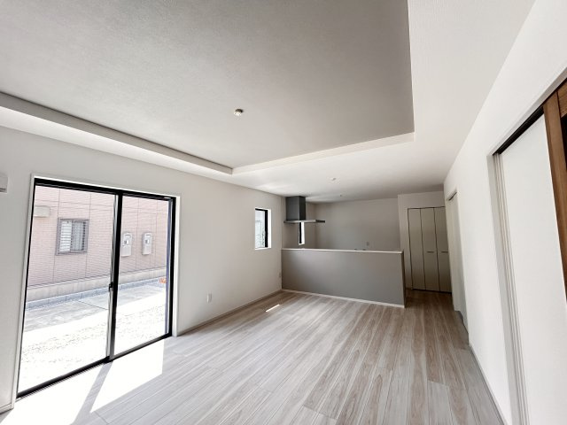 【LIGARE】宇都宮市一ノ沢町 全1棟の居間・リビング|〇LDK16.9帖〇
室内にいても、たっぷりの陽光と爽やかな風を感じて頂ける、開放感あふれるリビングです。
現地にて、ご確認くださいませ。
※2026年6月撮影 