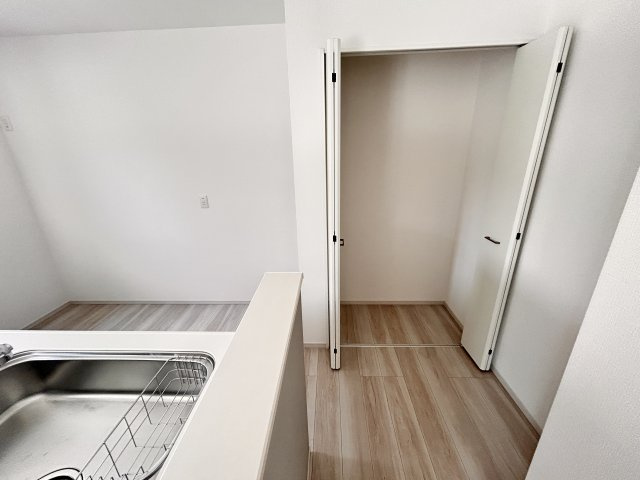【LIGARE】宇都宮市一ノ沢町 全1棟のキッチン|〇キッチンパントリー〇
キッチン横に設けられたパントリーは、食品や日用品をすっきり収納できる頼れる存在♪
見せない収納で生活感を抑え、空間を美しく保ちます☆
※2026年6月撮影