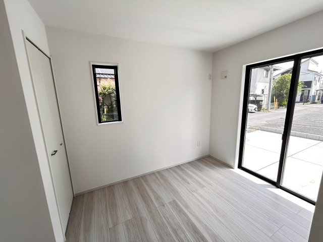 【LIGARE】宇都宮市一ノ沢町 全1棟の洋室|〇1F洋室4.6帖〇
リビング横の洋室です。
普段はリビングの一部としてゆったり使い、来客時には扉を閉めてプライベートな客間に早変わり！
※2026年6月撮影