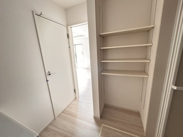 【LIGARE】宇都宮市一ノ沢町 全1棟の収納|〇リネン収納〇
ご家族揃って身支度可能なゆとりある洗面室には増えがちなリネン類もたっぷり収納出来るリネン庫つきです♪
※2026年6月撮影