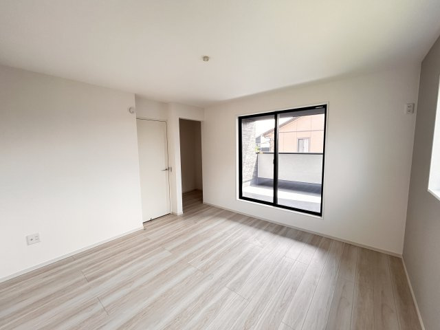 【LIGARE】宇都宮市一ノ沢町 全1棟の洋室|〇2F洋室8.1帖〇
大きめなベッドもラクラク設置可能なゆとりある洋室☆
バルコニー付きなので、朝日を浴びて快適な1日を始められます！
※2026年6月撮影