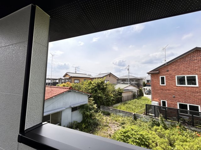 【LIGARE】宇都宮市一ノ沢町 全1棟のバルコニー|〇インナーバルコニー〇
屋根付きのインナーバルコニーは、急な雨でも安心！
洗濯物も干しやすく、暮らしに頼れるスペースです☆
※2026年6月撮影