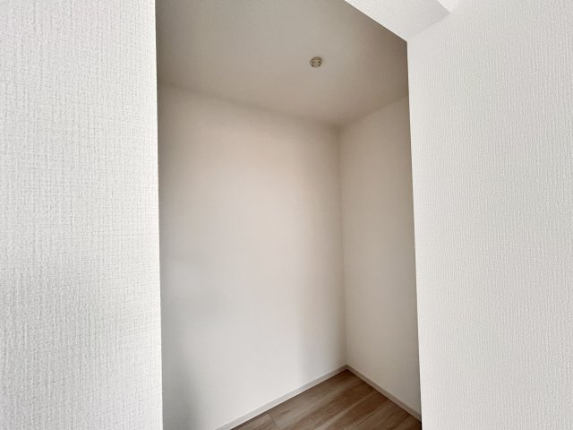【LIGARE】宇都宮市一ノ沢町 全1棟の収納|〇2F洋室8.1帖〇
洋服もバッグもまとめて収納できるウォークインクローゼット♪
見渡せるから選びやすく、毎日のコーディネートがもっと楽しくなります。
※2026年6月撮影