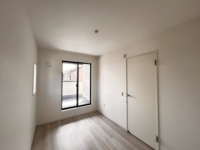 【LIGARE】宇都宮市一ノ沢町 全1棟の洋室|〇1号棟・2階5帖洋室〇
ひとり時間を楽しむのにちょうどいいサイズ感♪
2階ならではの眺望も毎日の暮らしに彩りを添えてくれます。
※2026年6月撮影