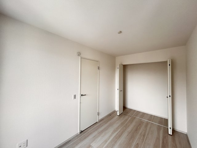【LIGARE】宇都宮市一ノ沢町 全1棟の洋室|〇1号棟・2階5帖洋室〇
使いやすい収納付きですので、洋服や小物をすっきり収納できてお部屋を広く使えます。
毎日の身支度も快適です♪
※2026年6月撮影