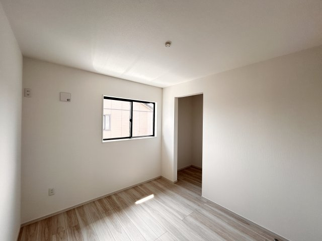 【LIGARE】宇都宮市一ノ沢町 全1棟の洋室|〇1号棟・2階6.3帖洋室〇
シンプルな内装と木の温もりを感じる床材が、心地よいプライベート空間を作り出します♪
自分好みのインテリアで飾れば更に快適になります☆
※2026年6月撮影