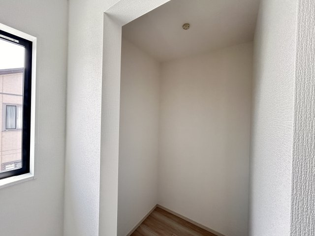 【LIGARE】宇都宮市一ノ沢町 全1棟の収納|〇1号棟・2階6.3帖洋室〇
まるでショップのような収納空間！
季節ごとの衣類もすっきり整理できて、家族の持ち物を丸ごと受け止めてくれます☆
※2026年6月撮影