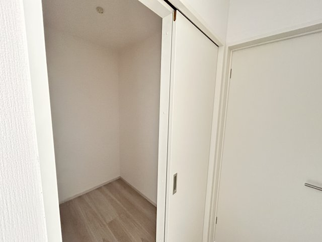 【LIGARE】宇都宮市一ノ沢町 全1棟の収納|〇1号棟・2階ホールクローク〇
スーツケースや季節家電など、かさばるアイテムも楽々収納可能！
ご家族皆様で共有で使えるので、日用品のストックなどをすっきり一括管理できます。
※2026年6月撮影