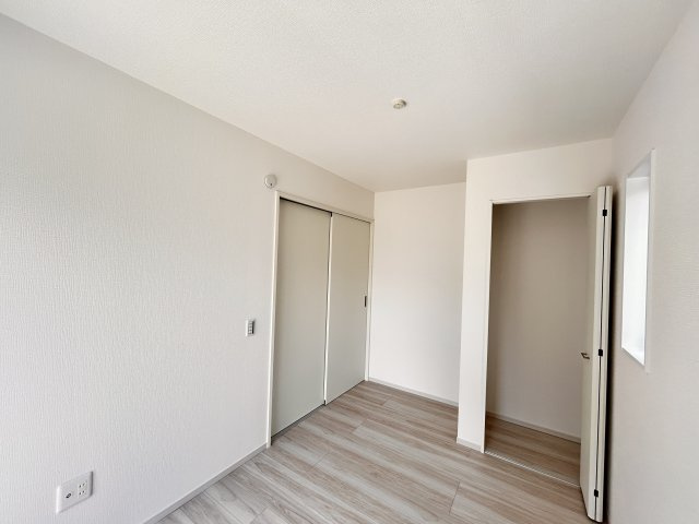 【LIGARE】宇都宮市一ノ沢町 全1棟の収納|〇1F洋室4.6帖〇
奥行きのある収納は、来客時も一瞬で片付く頼もしさ！
日用品から寝具までまとめてしまえる心強い大容量です♪
※2026年6月撮影