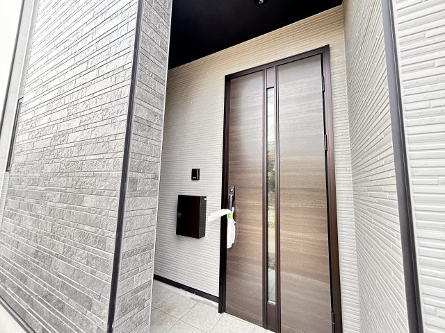 【LIGARE】宇都宮市一ノ沢町 全1棟の玄関|〇玄関ポーチ〇
防犯に欠かせないインターホンと、中身をしっかり守るダイヤル式ポストを標準完備！
入居したその日から、安全でストレスのない快適な生活が始まります☆
※2026年6月撮影