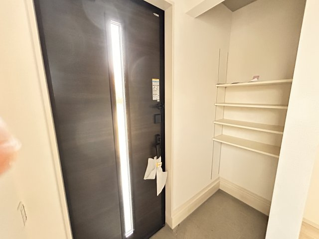 【LIGARE】宇都宮市一ノ沢町 全1棟の玄関|〇シューズインクローク〇
玄関横のシューズインクローゼット！靴だけでなく傘・ベビーカー・アウトドア用品などもまとめて収納できて大変便利です♪
※2026年6月撮影