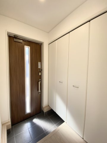 城山2丁目　新築戸建ての玄関|玄関収納もあり、玄関鵜すっきり整理するこっとができます。