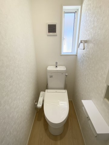城山2丁目　新築戸建てのトイレ|2階にも温水洗浄便座があります。1階に降りなくてもいいのが助かりますね。