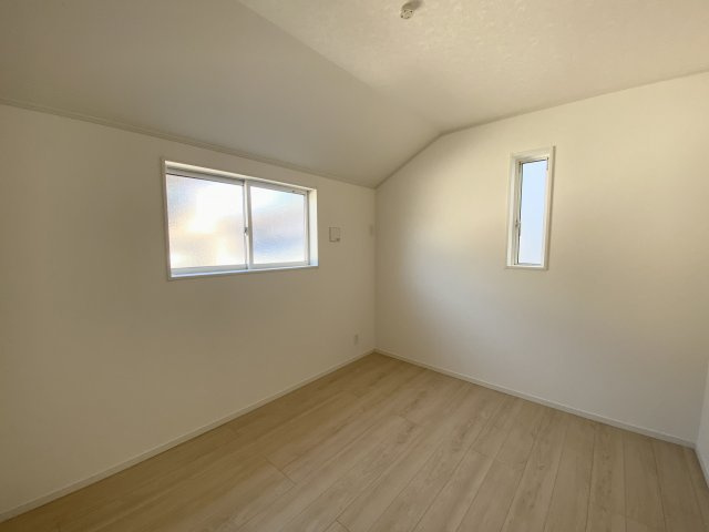 城山2丁目　新築戸建ての洋室|2面採光で明るいお部屋です。