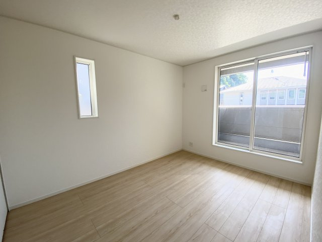 城山2丁目　新築戸建ての洋室|バルコニーへ出入りできる洋室。2面採光で明るく開放的です。