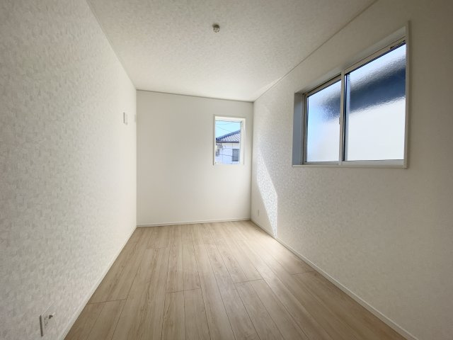 城山2丁目　新築戸建ての洋室|窓も多く、光や風も採り込める間取りになっています。