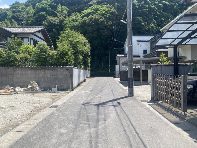 城山2丁目　新築戸建ての前面道路含む現地写真|城山団地内の落ち着いた住宅街です。草牟田小学校まで徒歩3分です。