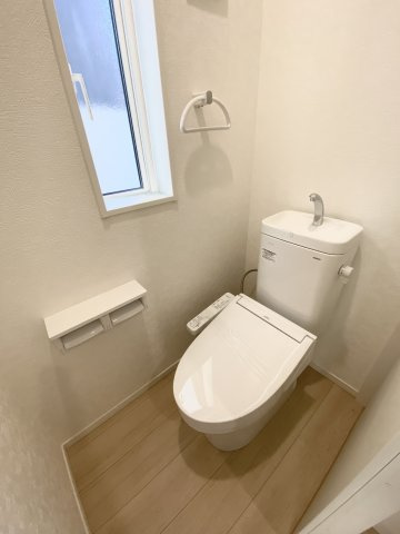 城山2丁目　新築戸建てのトイレ|1階の温水洗浄便座トイレです。