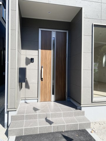 城山2丁目　新築戸建ての玄関|ポスト、インターフォン付き。