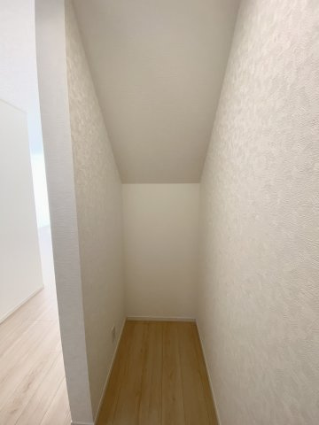 城山2丁目　新築戸建てのランドリースペース|階段下を活用したパントリー（食品庫）です。