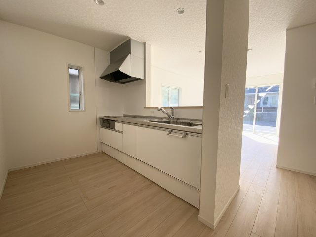 城山2丁目　新築戸建てのキッチン|リビングを見渡せる対面式システムキッチン。