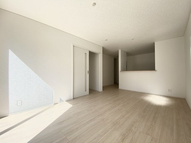 城山2丁目　新築戸建ての居間・リビング|リビングで家族団らんのひと時を過ごしませんか。