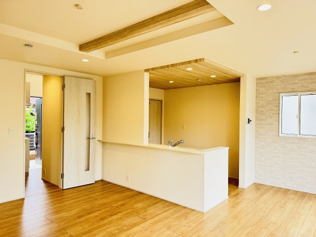 八王子市　石川町　新築一戸建ての居間・リビング|～17.87帖の明るいLDKで、家族団欒の時間をお過ごしいただけます～