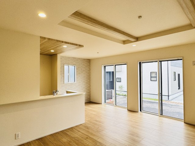 八王子市　石川町　新築一戸建ての居間・リビング|～17.87帖の明るいLDKで、家族団欒の時間をお過ごしいただけます～