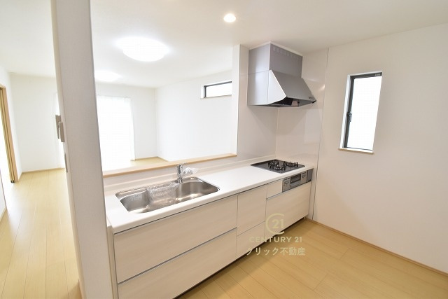 ハートフルタウン 　常陸大宮市宇留野334番　Aのキッチン|対面式システムキッチンは料理中や後片づけの間も会話が楽しめ、家族に一体感が生まれます。十分な広さのキッチンなら、家族での分担作業もはかどりそう！
