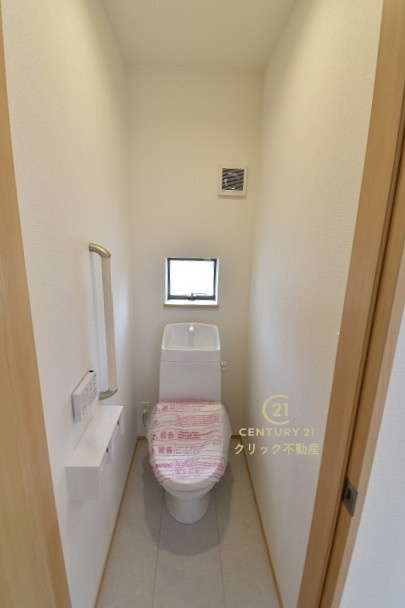ハートフルタウン 　常陸大宮市宇留野334番　Aのトイレ|１階と２階、２ヶ所に清潔なトイレ。お掃除しやすいシンプルなデザイン。
毎日使う空間と機能だから、いつまでも清潔なスペースであってほしいのがトイレです。