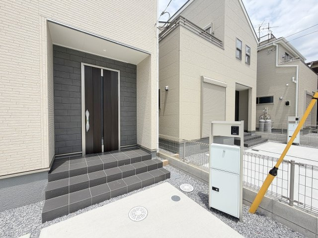 三郷市戸ケ崎3丁目　新築戸建　全10棟　1号棟のエントランス|不在時に便利な宅配BOX完備