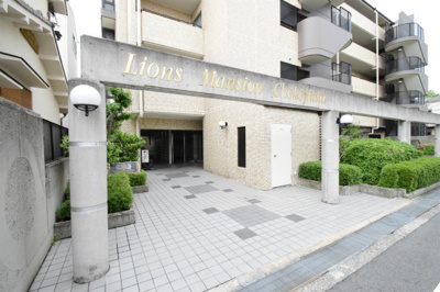 【エントランス】 | ライオンズマンション長興寺北 | 物件を比較検討したいお客様には、「物件比較見学プラン」をご用意しております。こちらの物件だけでなく、お客様の希望に沿った物件を、いくつかまとめてご案内させて頂きます。