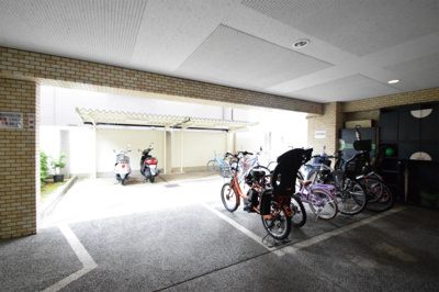 【駐輪場】 | ライオンズマンション長興寺北 | こちらの物件近くの教育施設や、スーパー・公園など、物件周辺の住環境を併せてご案内させて頂きます。ぜひ、現地での暮らしをイメージなさって下さい！