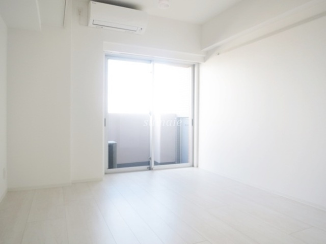 フュージョナル上十条の居間・リビング|日当たりばっちりのお部屋です