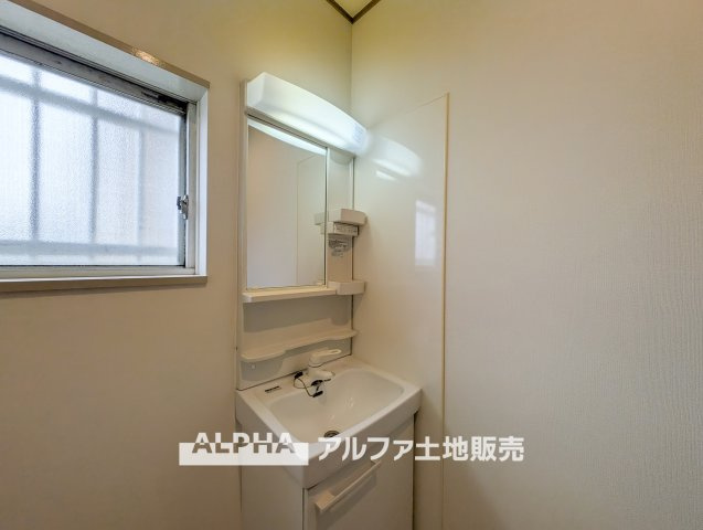 立川市柴崎町5丁目　中古戸建の独立洗面台|【Vanit】◆洗面台◆身支度がしやすい洗面台は、収納力にも配慮した設計。朝の準備から帰宅後まで、家族みんなが使いやすい空間です。