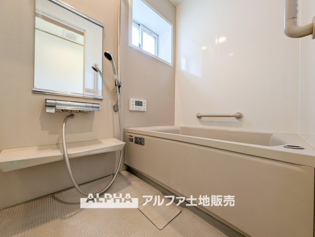 立川市柴崎町5丁目　中古戸建の浴室|【Bath room】
◆バスルーム◆一日の疲れをゆっくり癒せる落ち着いたバスルーム。浴室乾燥機付きで天候を気にせず洗濯でき、毎日の暮らしにも便利な空間です。