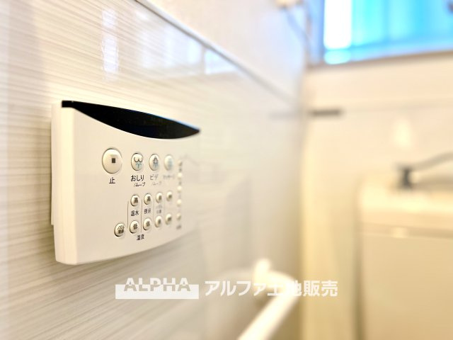 立川市柴崎町5丁目　中古戸建のトイレ|【Warm water flush toilet】
◆温水洗浄便座付きトイレ◆お掃除も楽々。快適に過ごすためには今や欠かせない設備の一つです。壁掛けリモコンで使いやすくいつでも清潔に保てます。