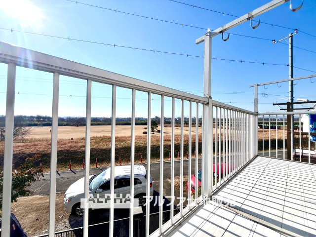 立川市柴崎町5丁目　中古戸建のバルコニー|【Balcony】◆バルコニー◆日当たりの良いバルコニーは、洗濯物がよく乾くだけでなく、外の空気を感じながらひと息つける場所。暮らしに心地よい余白をもたらします。