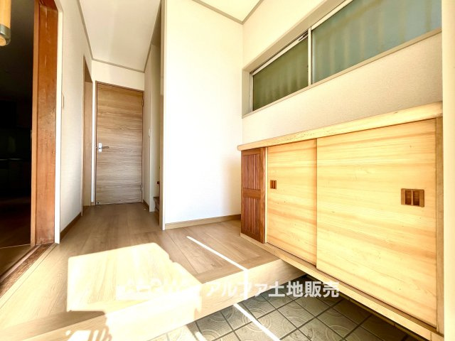 立川市柴崎町5丁目　中古戸建の玄関|【Welcome Space】
◆玄関◆帰宅時にほっとできる、穏やかな空気感の玄関。整った空間が日々の切り替えを自然にサポートし、来客時にも好印象を与えます。