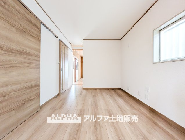 立川市柴崎町5丁目　中古戸建の居間・リビング|【Daily Comfort】
◆リビング◆
家族が集まる中心の空間だからこそ、明るさと使いやすさを重視。食事や団らんの時間を心地よく演出します。
