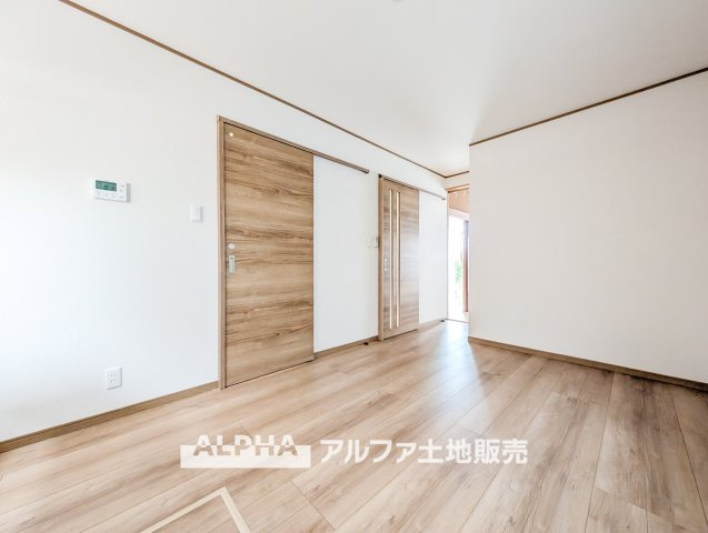 立川市柴崎町5丁目　中古戸建の居間・リビング|【full space】
◆気軽に人を招ける◆ゆったりとした住空間に手のぬくもりを感じれるような温かい住まい。そんな環境で暮らしていくうちに僕たちも変わって行く。