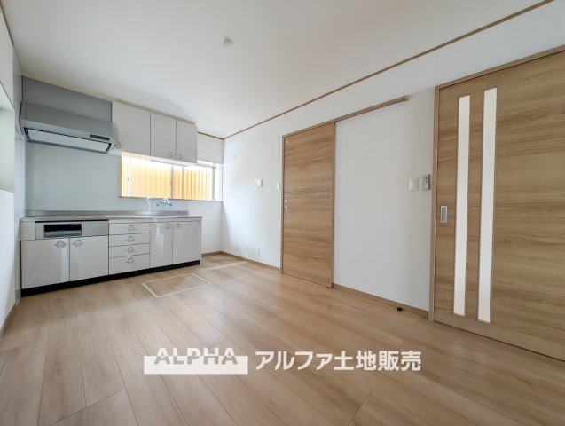 立川市柴崎町5丁目　中古戸建の居間・リビング|【Gathering Place】
◆家族が集う場所◆
食事を楽しみ、会話が生まれ、くつろぎの時間を過ごす。毎日の暮らしの中心となるリビングです。
