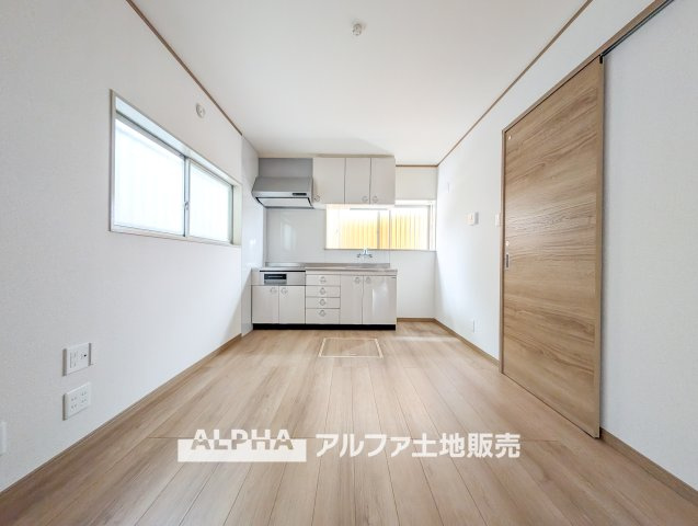 立川市柴崎町5丁目　中古戸建の居間・リビング|【A home found by chance】
◆偶然見つけた物件で◆思わぬ空間を手に入れたい。愛を育み、人と出会い、新たな命に恵まれる。そんな未来を創造してぬくもりのある住空間を君と共有したい。