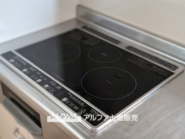 立川市柴崎町5丁目　中古戸建のキッチン|【IH cooking heater】
◆IHクッキングヒーター◆火を使わず調理できる為、小さなお子様が居ても安心のアイテム。お掃除もサッとひと拭きで綺麗になるので楽チンですね。