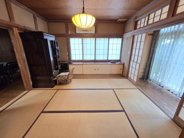 桐生市相生町五丁目　中古住宅の和室|リビング横の6帖の和室です。