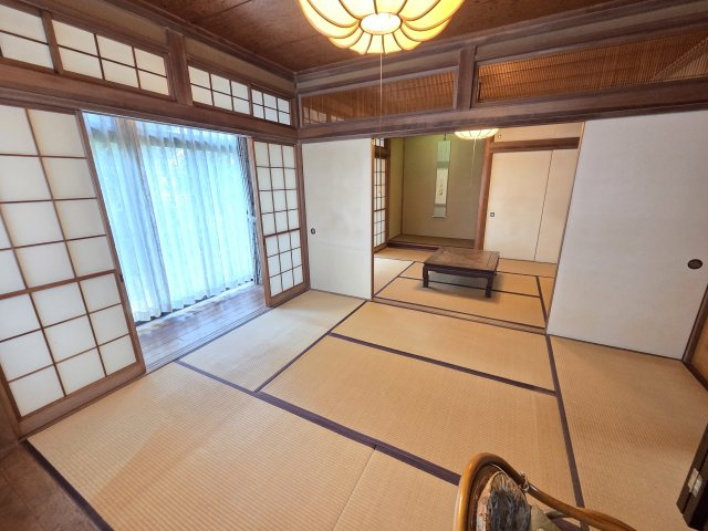 桐生市相生町五丁目　中古住宅の和室|リビング横の6帖の和室です。