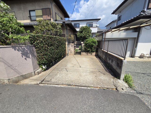 桐生市相生町五丁目　中古住宅の駐車場|物件南側の駐車場