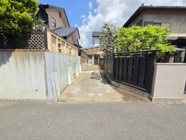 桐生市相生町五丁目　中古住宅の駐車場|物件西側の駐車場。軽自動車でしたら縦列駐車可能です！