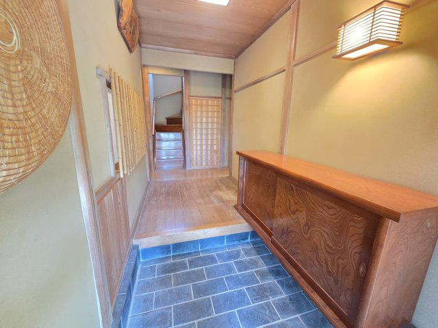 桐生市相生町五丁目　中古住宅の玄関|ゆったりとした玄関内です。