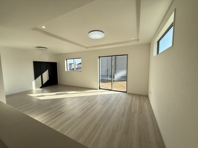 テラシエ高崎市棟高町町1期　2号棟　新築住宅の居間・リビング|【イメージ画像】カウンターキッチンなのでお料理をしながら会話もできます。
夕食の支度をしながら、お子様の様子も見られて自然と会話も増えますよ♪